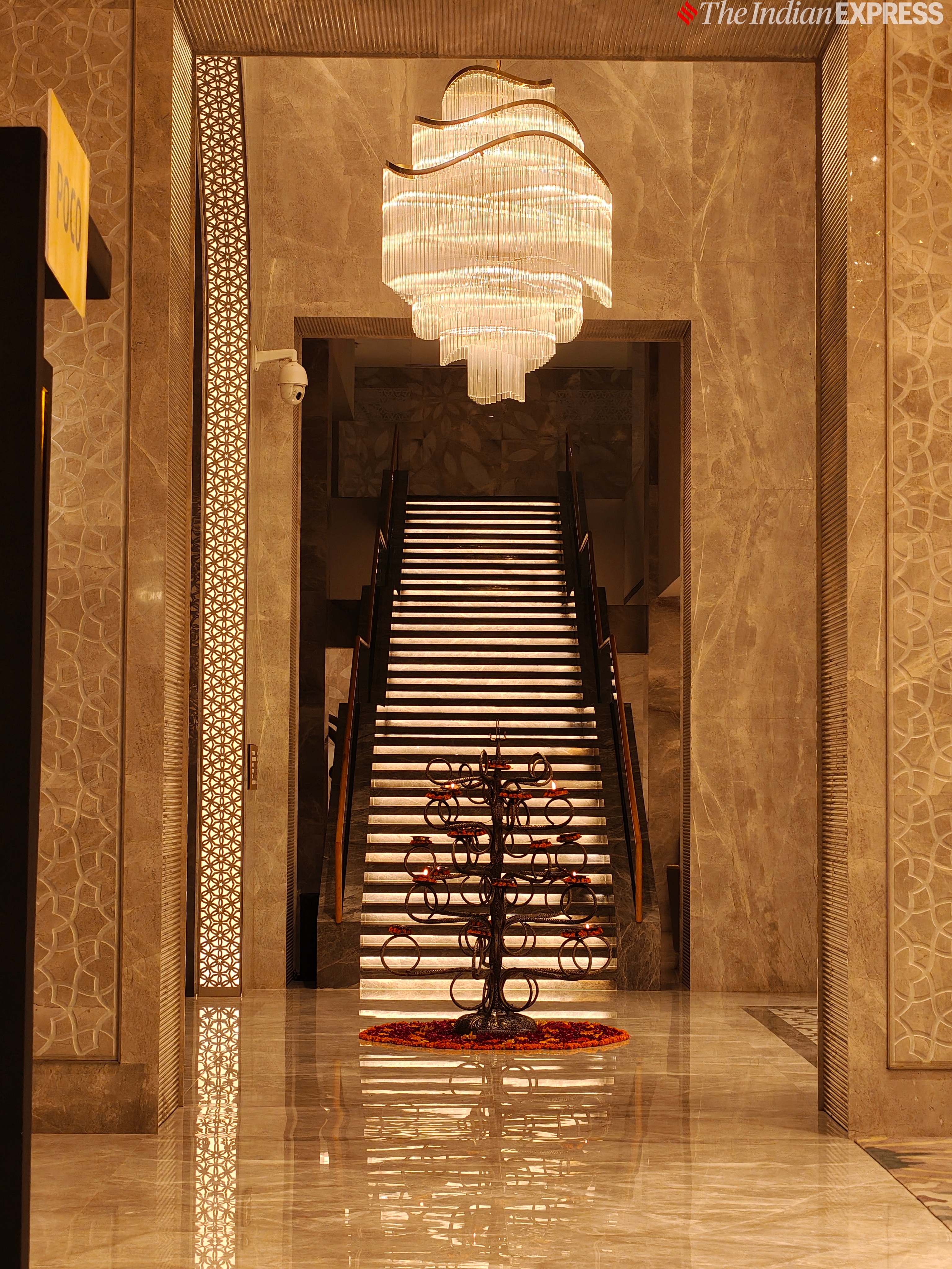 Indoor photos with adequate lighting are detiled and crisp as well.